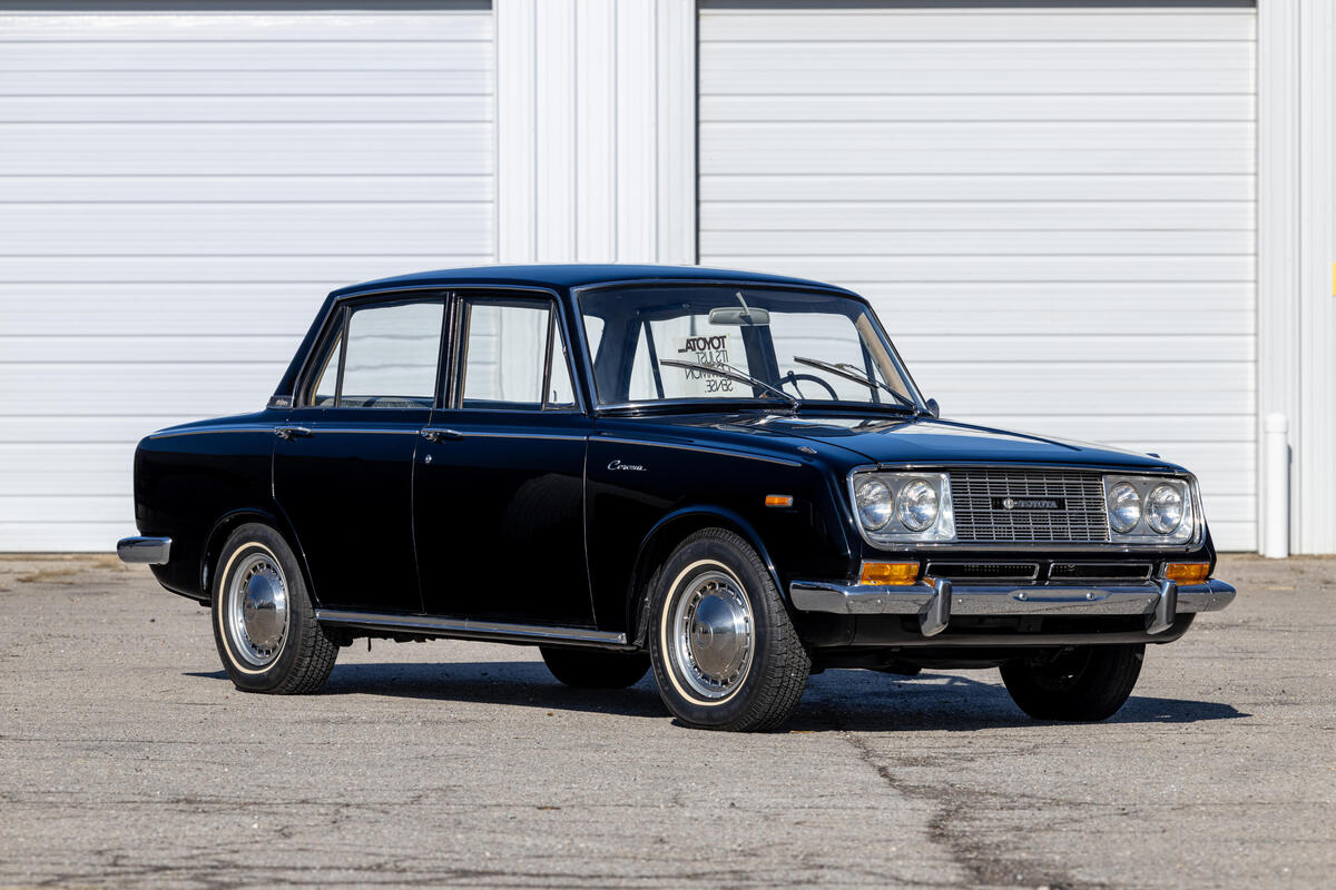 Toyota Corona 1900 Deluxe (1967) – grössere Radkappen, Stosshörner und zusätzliche Zierleisten kennzeichnen die Luxus-Ausführung