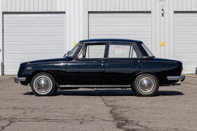 Toyota Corona 1900 Deluxe (1967) – schräge Front, schräge Türfugen: der Corona scheint sich permanent zurückzulehnen Toyota Corona 1900 Deluxe (1967) – schräge Front, schräge Türfugen: der Corona scheint sich permanent zurückzulehnen