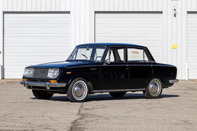 Toyota Corona 1900 Deluxe (1967) – unfreiwilliger Hot Rod: schmaler Diagonalreifen vorn, breiter Gürtelreifen hinten Toyota Corona 1900 Deluxe (1967) – unfreiwilliger Hot Rod: schmaler Diagonalreifen vorn, breiter Gürtelreifen hinten