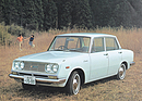 Toyota Corona (1967) – mit den grossen Radkappen der Deluxe-Version