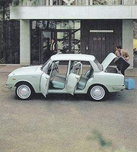 Toyota Corona (1967) – mit offenen Türen lässt sich der Kofferraum einfach besser beladen