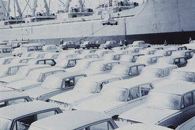 Toyota Corona (1968) - die Limousine wird für den Export verschifft (1968)