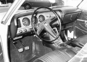 Toyota Corona (1973) - Interieur des preisgünstigen Fünfsitzers, der nur 15'500 Franken kostet - am Genfer Automobilsalon von 1973