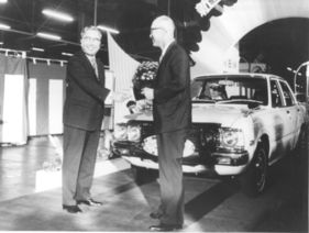 Toyota Corona (1973) - das neue Modell wird von Eiji Toyoda (links) und Seisi Kato (rechts) gefeiert