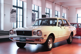 Toyota Corona (1977) - wiederum optisch überarbeitete Variante - 50 Jahre Toyota Schweiz Sonderschau