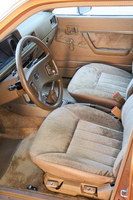 Toyota Corona Liftback 1800 GL (1980) - die Heckklappe wird mit einem Zugriegel vor dem Fahrersitz geöffnet