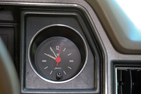 Toyota Corona Liftback 1800 GL (1980) - die Uhr liess sich noch direkt im Instrument verstellen