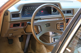 Toyota Corona Liftback 1800 GL (1980) - grossflächiger Pralltopf im Lenkrad