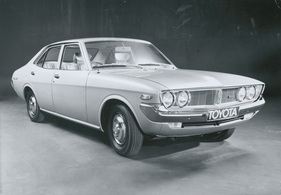 Pressefoto von 1973: Eine viertürige Limousine mit Zweiliter-Vierzylinder, Modellcode RX12