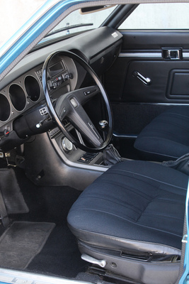 Blaue Sitze in einem ansonsten schwarzen Interieur.