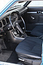 Blaue Sitze in einem ansonsten schwarzen Interieur.