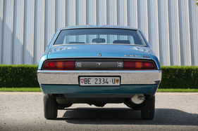 Toyota Corona Mark II (1976) - Heck mit breiter Chromstossstange im amerikanischen Stil Toyota Corona Mark II (1976) - Heck mit breiter Chromstossstange im amerikanischen Stil