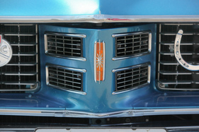 Toyota Corona Mark II (1976) - Kein Toyota-Logo sondern nur ein Corona-Emblem an der Front (1976)