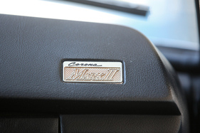 Metallne Plakette mit dem Modellnahmen auf dem Armaturenbrett