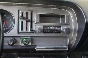 Originalradio mit nur zwei Stationstasten. Interessant: der zweite Schalter für den Scheibenwascher