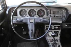 Toyota Corona Mark II (1976) - Pro Lenkradspeiche ein Hupenknopf (1976)