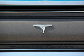 Toyota Corona Mark II (1976) - Schnörkelloses Toyota-T auf der Heckblende (1976)