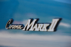 Toyota Corona Mark II (1976) - Schriftzug auf dem hinteren Seitenteil (1976)