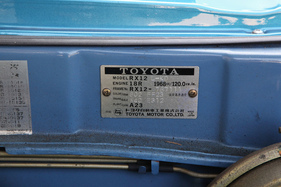Das Typenschild an der Spritzwand verrät neben Farbe und Ausstattung auch den Produktionsort: A23 steht für die Toyota-Fabrik Motomachi in der Stadt Toyota.