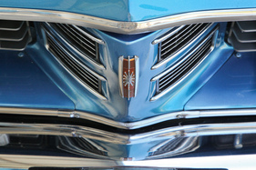 Toyota Corona Mark II (1976) - Zwölfzackiger Stern auf der Nase (1976)