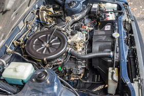 Toyota Cressida 2000 GL (1982) - viel Platz im Motorraum, schliesslich sollten auch grössere Motoren Unterschlupf finden