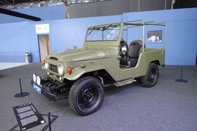 Toyota FJ40 Land Cruiser (1963) – zu Beginn des Hauptteils – Sonderausstellung "Big in Japan" in der Autoworld Brüssel