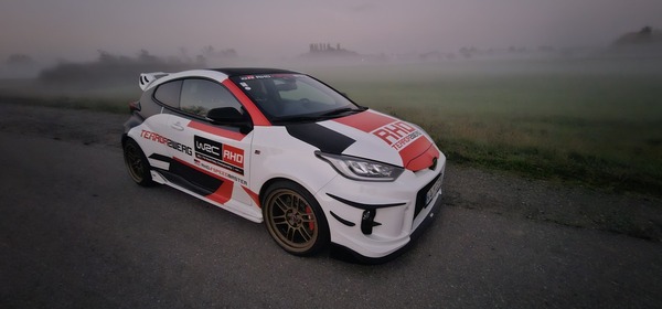 Toyota GR Yaris (2022) - Rallye-Folierung, Dachkantenspoiler und Goldfelgen im Morgennebel am Feldrand