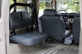 Toyota Land Cruiser FJ40 (1983) - die hinteren Sitze sind längs eingebaut, da muss man sich dann einfach festhalten im Gelände