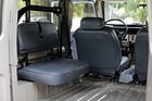 Toyota Land Cruiser FJ40 (1983) - die hinteren Sitze sind längs eingebaut, da muss man sich dann einfach festhalten im Gelände