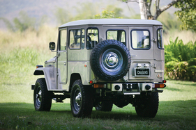 Toyota Land Cruiser FJ40 (1983) - hinten gibt es ein aufgeschnalltes Reserverad