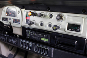 Toyota Land Cruiser FJ40 (1983) - mit Digitaluhr