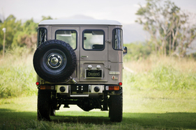 Toyota Land Cruiser FJ40 (1983) - zwei Türen im Heck geben Zugang zum Raum hinter den Vordersitzen