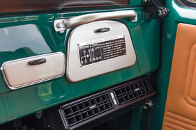 Toyota Land Cruiser FJ43 (1978) - Handschuhfach mit Bedienungsanleitung für Getriebe und Untersetzung