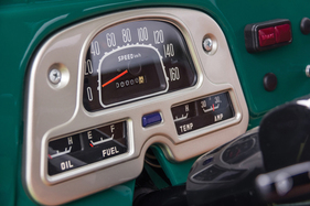 Toyota Land Cruiser FJ43 (1978) - immerhin mit Öldruckanzeige und Ampère-Meter