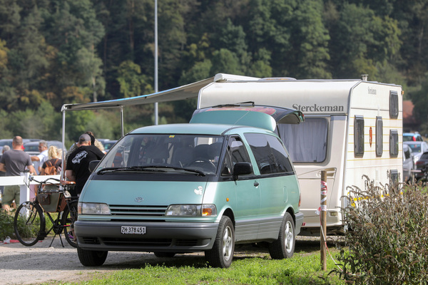 Bild Toyota Previa (1997) - bald ein Oldtimer, mit Mittelmotor und sicher ein seltener Gast an Klassikertreffen, zumal mit Wohnwagen - 6. Lägern Classic 2023