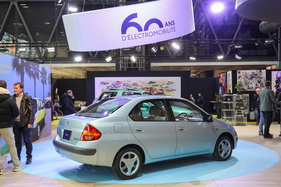 Toyota Prius (1997) – der erste Hybrid-Prius auf dem Toyota-Stand unter dem Motto "60 Jahre Elektromobilität" – Rétromobile Paris 2025