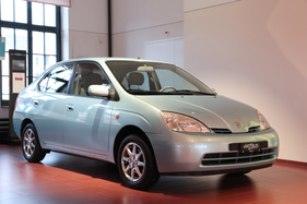 Bild Toyota Prius I (2000) - 1997 eine Sensation als erster in grosser Serie hergestellter Hybrid-Elektro-Personenwagen - 50 Jahre Toyota Schweiz Sonderschau