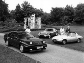 Toyota Supra (1986) - europäische Version zusammen mit Vorläufern Toyota Sports 800 und Toyota 2000 GT von 1967 (1986)