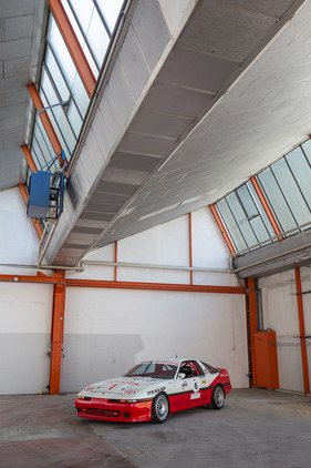 Toyota Supra Gruppe A (1987) - ein Renntourenwagen in der Halle