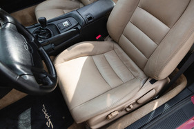 Auf dem europäischen Festland waren Lederpolster Standard. In Grossbritannien, Japan und den USA gab es auch Stoffbezüge