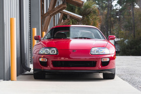 Diese Front wurde damals wegen ihrer ganzen Lufteinlässe als aggressiv empfunden. Aus heutiger sicht lächelt der Supra.