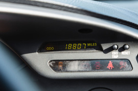 Toyota Supra Twin Turbo Sport Roof (1993) – Digitaler Kilometerzähler und Kontrollleuchten neben dem Kombiinstrument (1993)