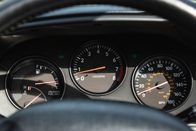 Typisch Sportwagen, typisch Japaner: Hervorragend ablesbare, aber etwas sterile Runinstrumente mit Drehzahlmesser in der Mitte