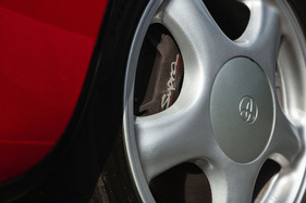 Für heutige Sportwagen-Sehgewohnheiten sind die 17-Zoll-Räder sehr schlicht. Der Schriftzug auf dem Bremssattel ist originl.