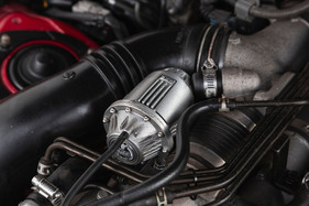 Das HKS-Schubumluftventil sorgt für das charakteristische Zischen beim Lastwechsel.