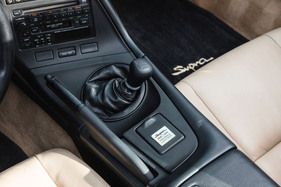 Das Getrag-Getriebe schaltet sich recht schwergängig, aber präzise. Die Plakette verweist auf ein Sondermodell zur Markteinführung in den USA.