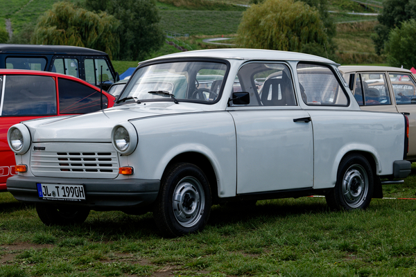 Trabant 1.1 (1990) , völlig unscheinbar eingereiht, steht hier ein später Trabbi, schon mit dem Polo-Motor, im "besser-als-neu-Zustand" – OMMMA 2023