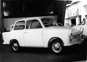 Trabant (1964) - das Instrument der Volksmotorisierung in der DDR, mit neuem Zwezylinder-Zweitaktmotor und Luftkühlung, Frontantrieb - Genfer Automobilsalon 1964