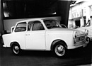Trabant (1964) - das Instrument der Volksmotorisierung in der DDR, mit neuem Zwezylinder-Zweitaktmotor und Luftkühlung, Frontantrieb - Genfer Automobilsalon 1964