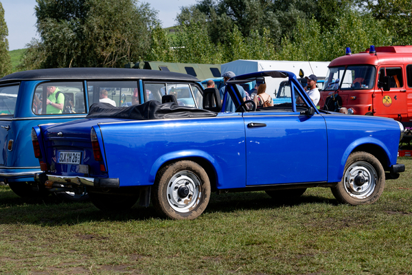 Trabant 601 Cabrio () , als Cabrio gab es den Trabant zu seinen Bauzeiten nicht, vom Volksarmee-Kübel mal abgesehen. Hier ein nachträglich geöffnetes Fahrzeug. Ab 1993 verkaufte die Fa. Ostermann rund 1000 Umbausätze – OMMMA 2023